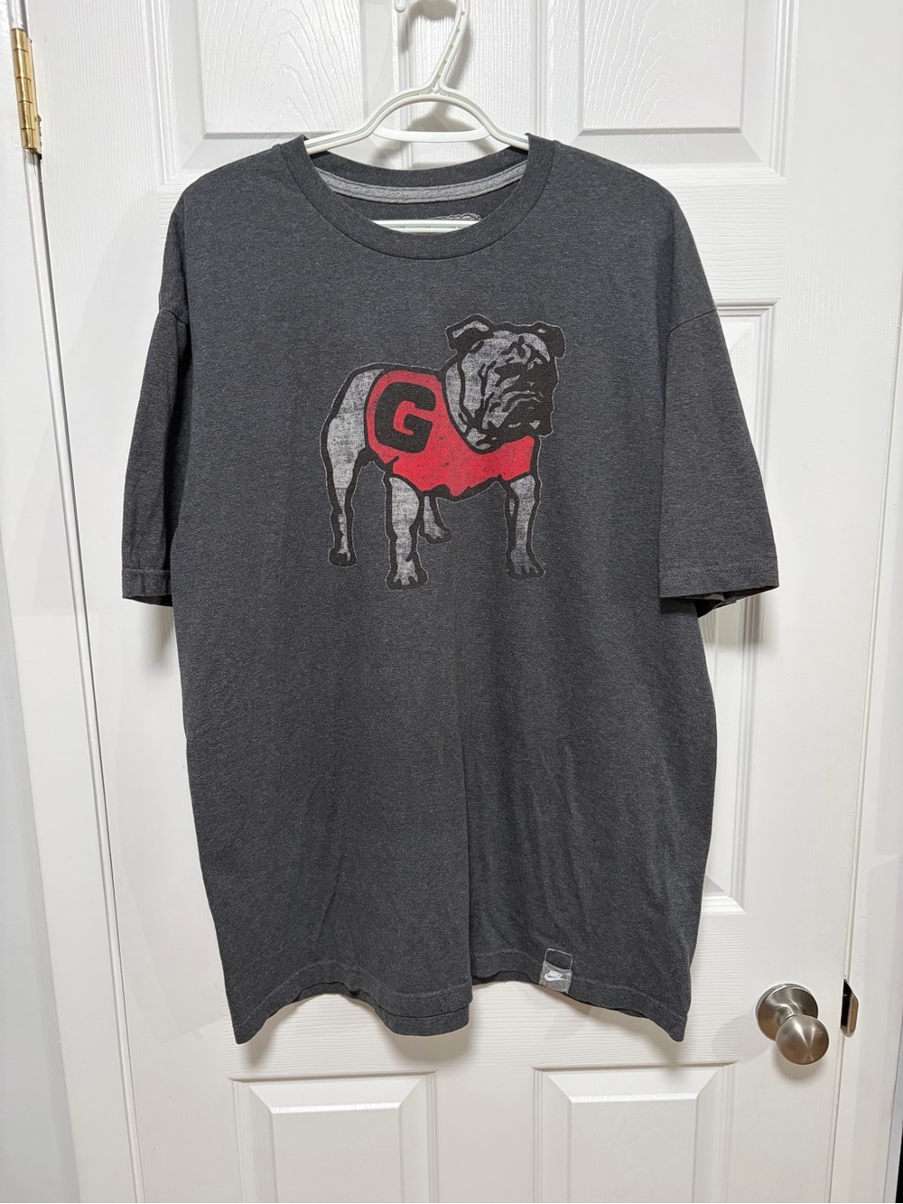 Nike Men’s Large Georgia Bulldogs Blitz Legacy Graphic T-Shirt Grey